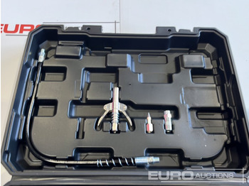 Оборудване за гаражи/ Работилници Boss 21 Volt Lithium Battery Cordless Grease Gun, 2 Batteries, Charger, Case, Shoulder Strap, Extension Pieces and Fittings: снимка 4