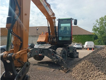 Колесен багер CASE