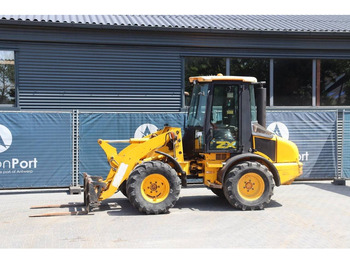 Багер-товарач JCB