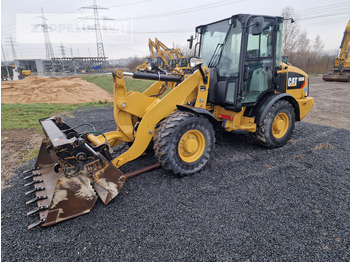Колесен товарач CATERPILLAR 906M