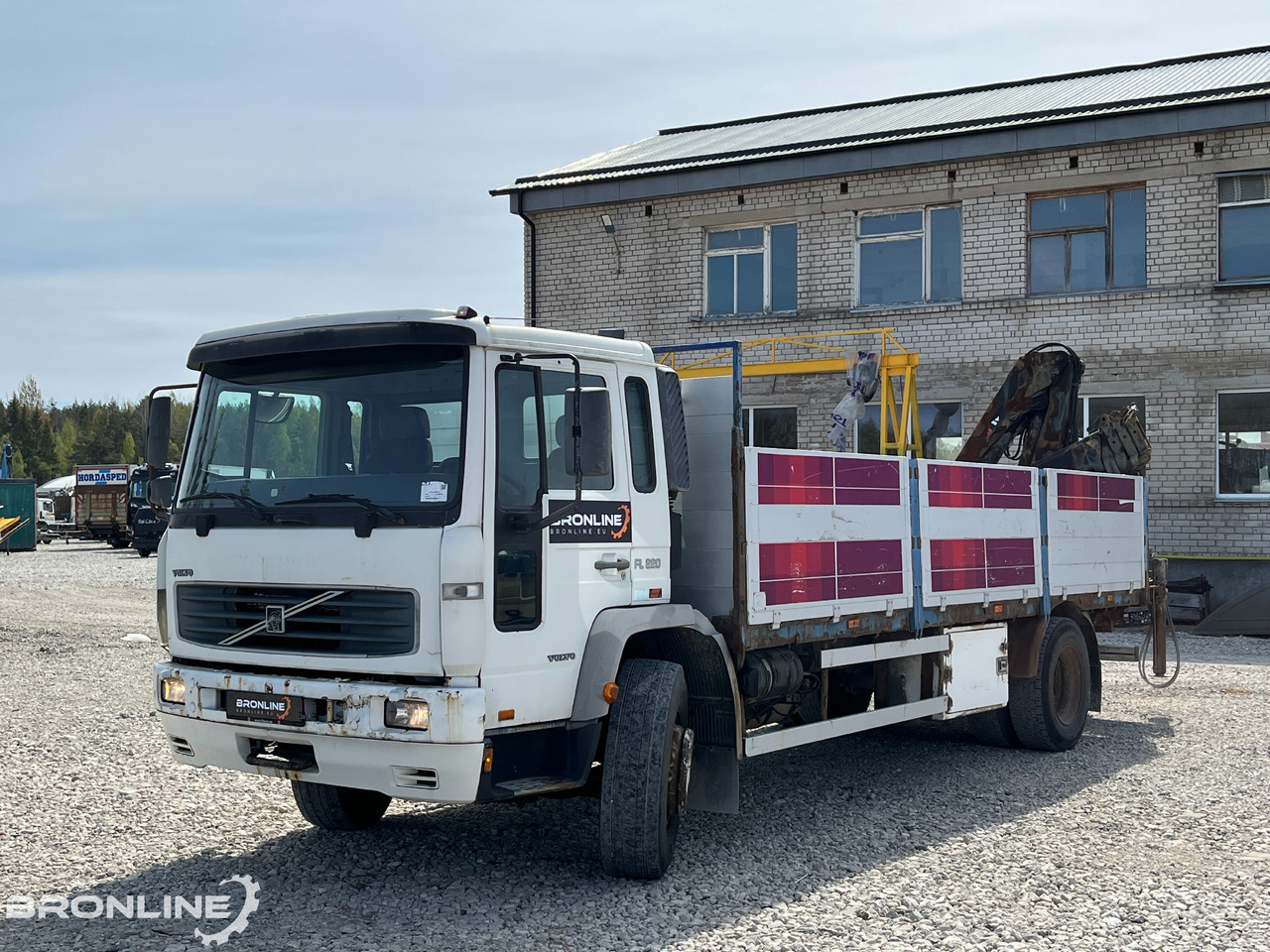2000 Volvo FL220 4x2 + Hiab 102-4 - Бордови камион, Камион с кран: снимка 2 2000 Volvo FL220 4x2 + Hiab 102-4 - Бордови камион, Камион с кран: снимка 2