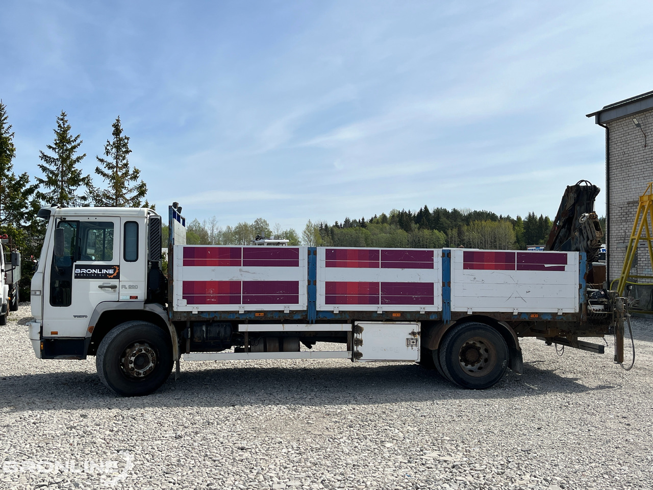 2000 Volvo FL220 4x2 + Hiab 102-4 - Бордови камион, Камион с кран: снимка 3 2000 Volvo FL220 4x2 + Hiab 102-4 - Бордови камион, Камион с кран: снимка 3