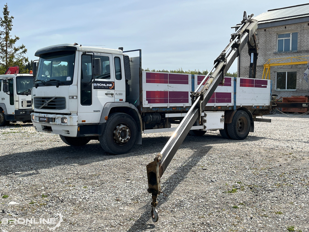 2000 Volvo FL220 4x2 + Hiab 102-4 - Бордови камион, Камион с кран: снимка 1 2000 Volvo FL220 4x2 + Hiab 102-4 - Бордови камион, Камион с кран: снимка 1