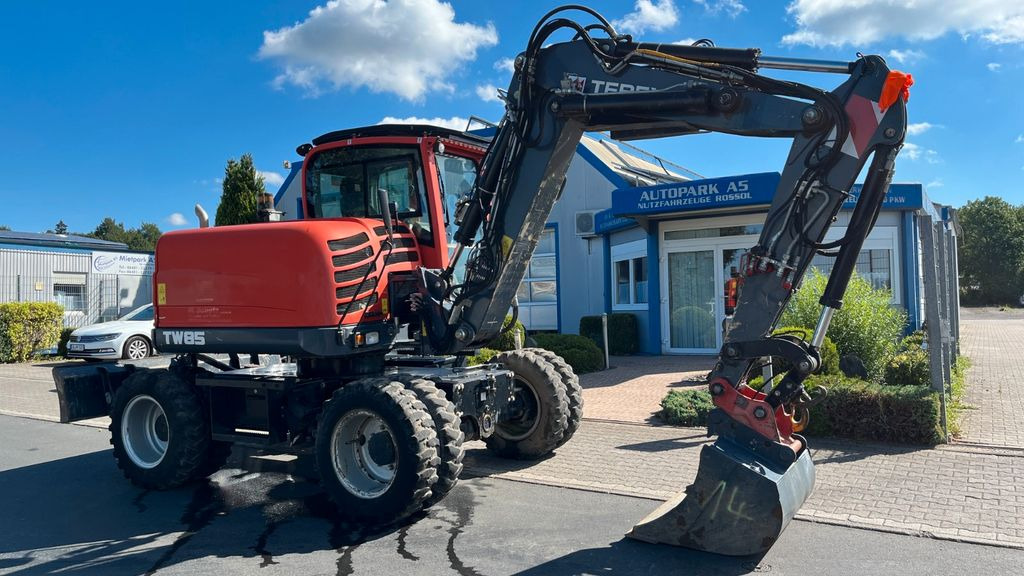 Terex TW85 Mobilbagger 8600 Kg Verstellausleger Terex TW85 Mobilbagger 8600 Kg Verstellausleger - Колесен багер: снимка 1 Terex TW85 Mobilbagger 8600 Kg Verstellausleger Terex TW85 Mobilbagger 8600 Kg Verstellausleger - Колесен багер: снимка 1