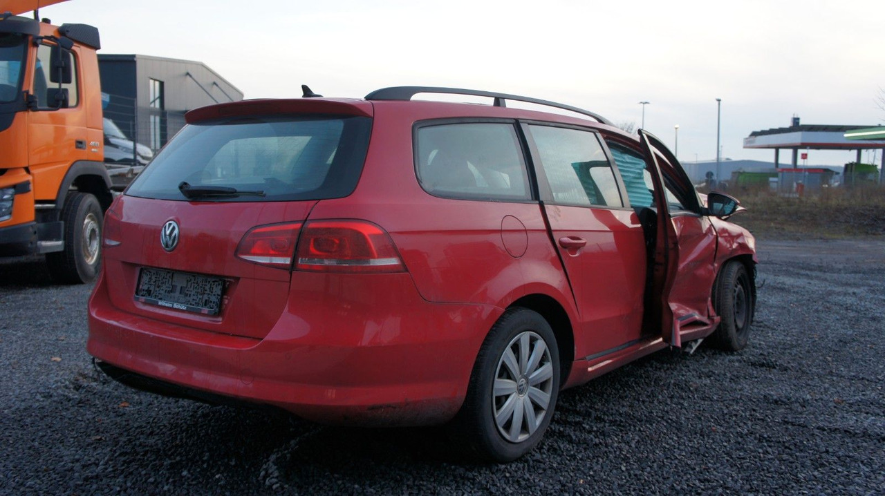 Volkswagen Passat Variant Trendline BlueMotion Unfall - Комби: снимка 5 Volkswagen Passat Variant Trendline BlueMotion Unfall - Комби: снимка 5