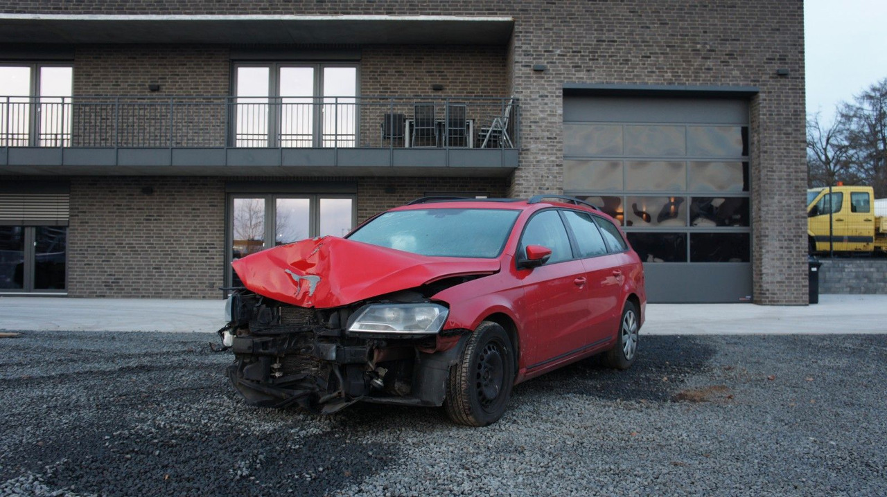 Volkswagen Passat Variant Trendline BlueMotion Unfall - Комби: снимка 1 Volkswagen Passat Variant Trendline BlueMotion Unfall - Комби: снимка 1