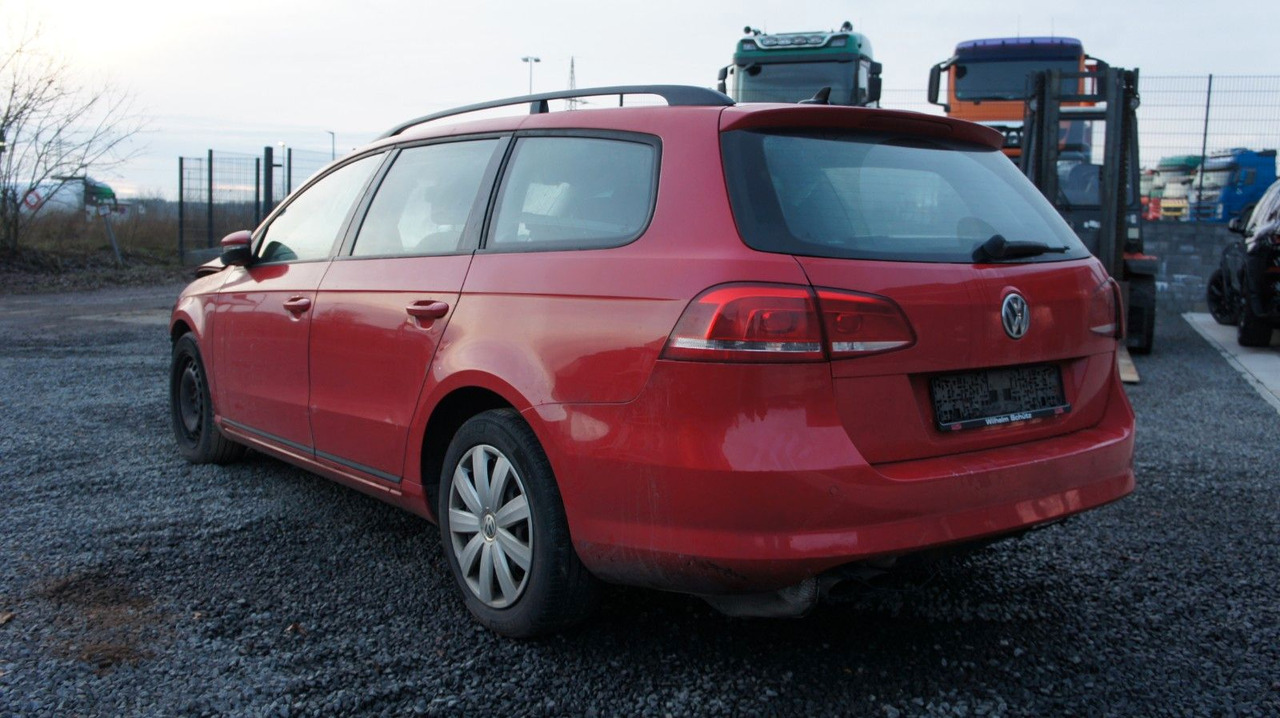 Volkswagen Passat Variant Trendline BlueMotion Unfall - Комби: снимка 4 Volkswagen Passat Variant Trendline BlueMotion Unfall - Комби: снимка 4