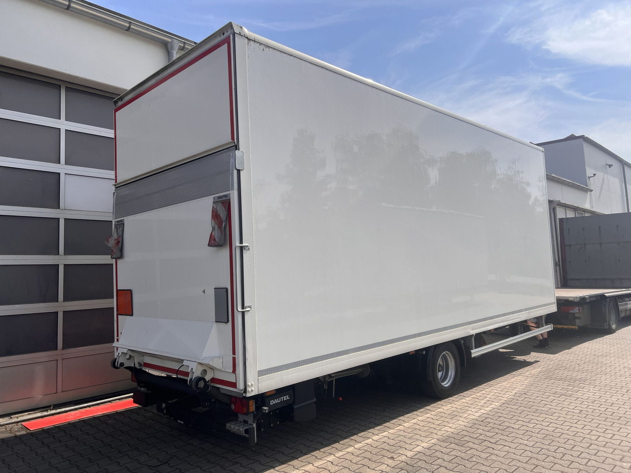 Ackermann Z-KA-F10.5/7,5 1 Achs Kofferanhänger mit Ladebordwand 10,5 t GG - Затворена каросерия ремарке: снимка 1 Ackermann Z-KA-F10.5/7,5 1 Achs Kofferanhänger mit Ladebordwand 10,5 t GG - Затворена каросерия ремарке: снимка 1