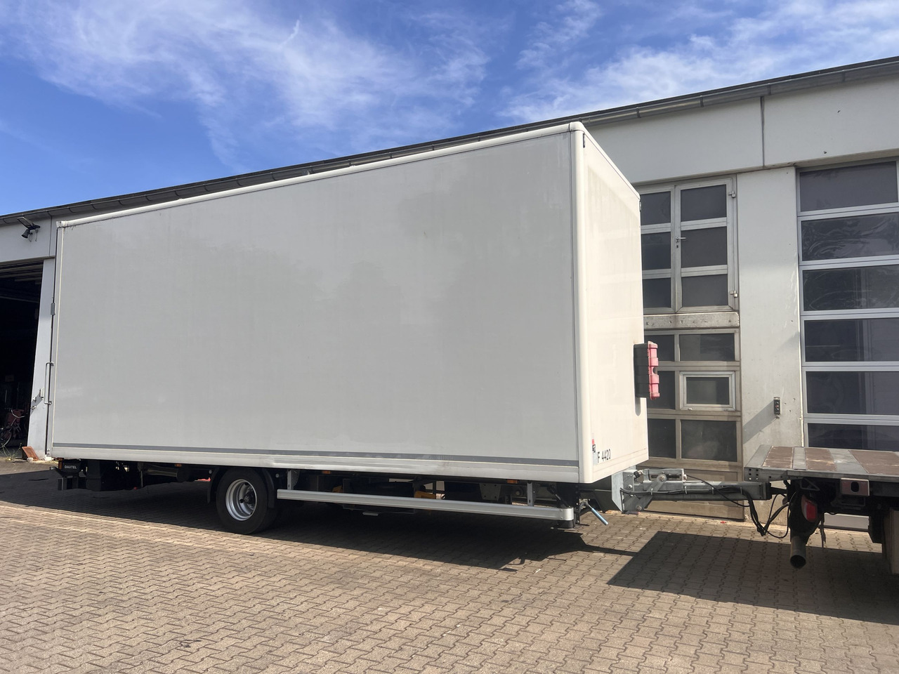 Ackermann Z-KA-F10.5/7,5 1 Achs Kofferanhänger mit Ladebordwand 10,5 t GG - Затворена каросерия ремарке: снимка 3 Ackermann Z-KA-F10.5/7,5 1 Achs Kofferanhänger mit Ladebordwand 10,5 t GG - Затворена каросерия ремарке: снимка 3