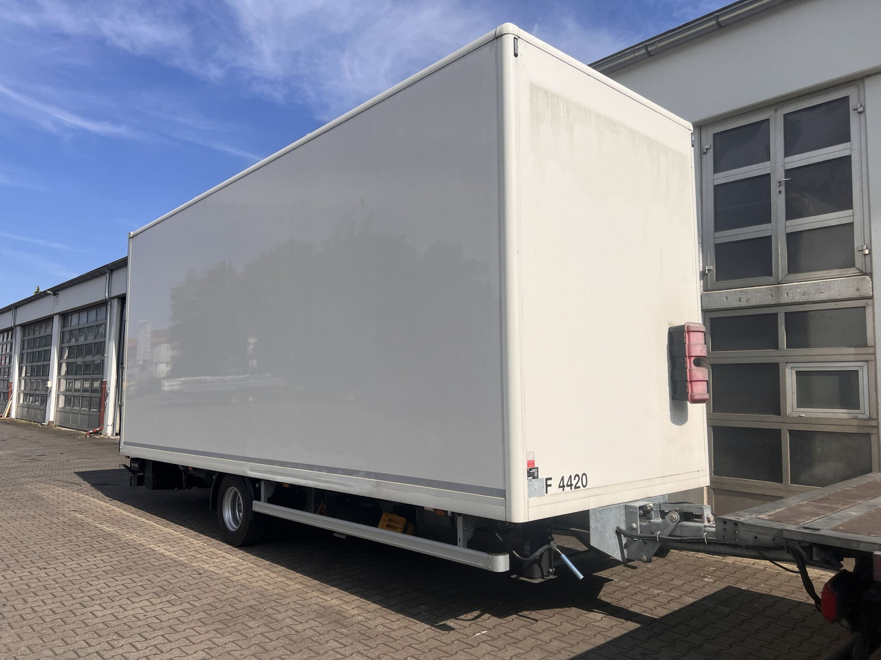 Ackermann Z-KA-F10.5/7,5 1 Achs Kofferanhänger mit Ladebordwand 10,5 t GG - Затворена каросерия ремарке: снимка 2 Ackermann Z-KA-F10.5/7,5 1 Achs Kofferanhänger mit Ladebordwand 10,5 t GG - Затворена каросерия ремарке: снимка 2