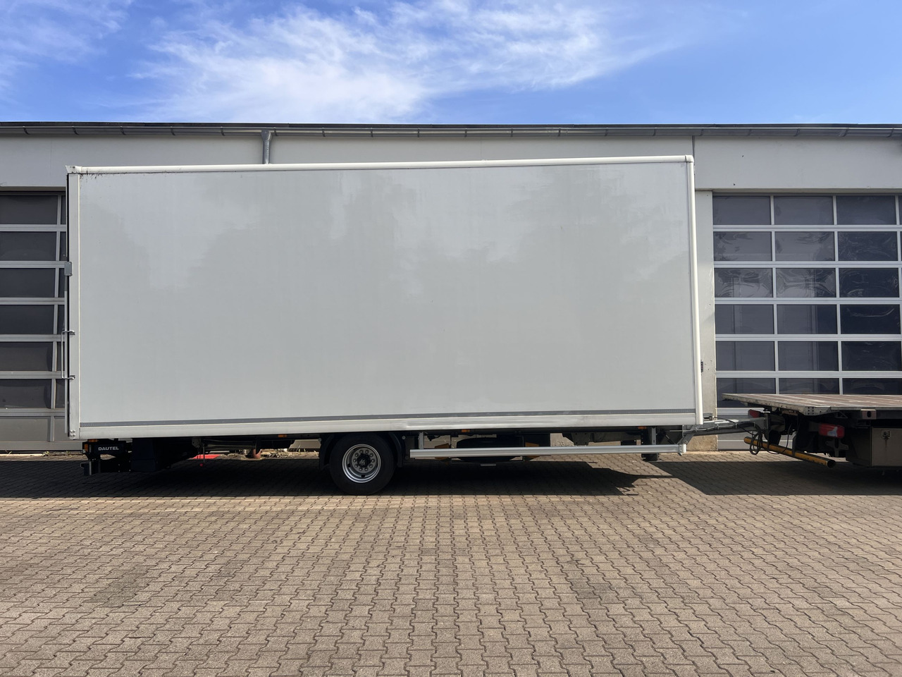 Ackermann Z-KA-F10.5/7,5 1 Achs Kofferanhänger mit Ladebordwand 10,5 t GG - Затворена каросерия ремарке: снимка 4 Ackermann Z-KA-F10.5/7,5 1 Achs Kofferanhänger mit Ladebordwand 10,5 t GG - Затворена каросерия ремарке: снимка 4