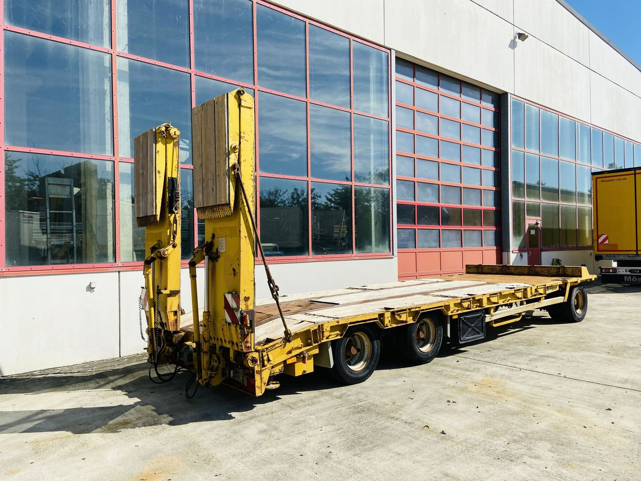 Goldhofer 3 Achs Tiefladeranhänger - Нискорамна площадка ремарке: снимка 2 Goldhofer 3 Achs Tiefladeranhänger - Нискорамна площадка ремарке: снимка 2