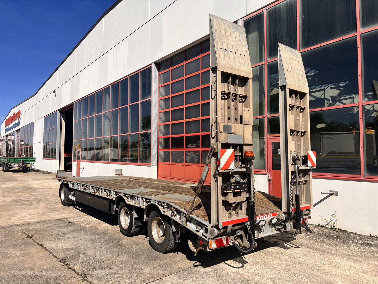 Kögel AT 30 3 Achs Tieflader 8,5 m - Нискорамна площадка ремарке: снимка 4 Kögel AT 30 3 Achs Tieflader 8,5 m - Нискорамна площадка ремарке: снимка 4