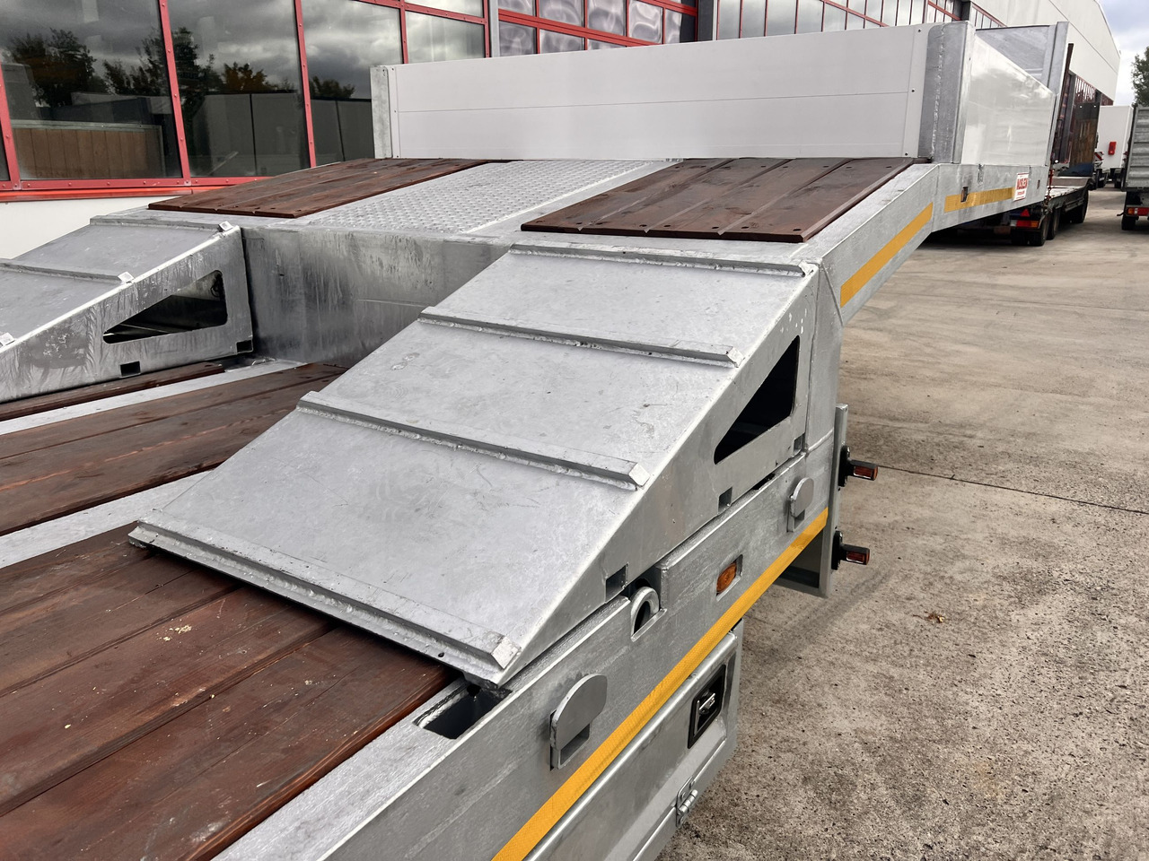 Möslein ST 3 3 Achs Satteltieflader neu - Нискорамна площадка полуремарке: снимка 4 Möslein ST 3 3 Achs Satteltieflader neu - Нискорамна площадка полуремарке: снимка 4