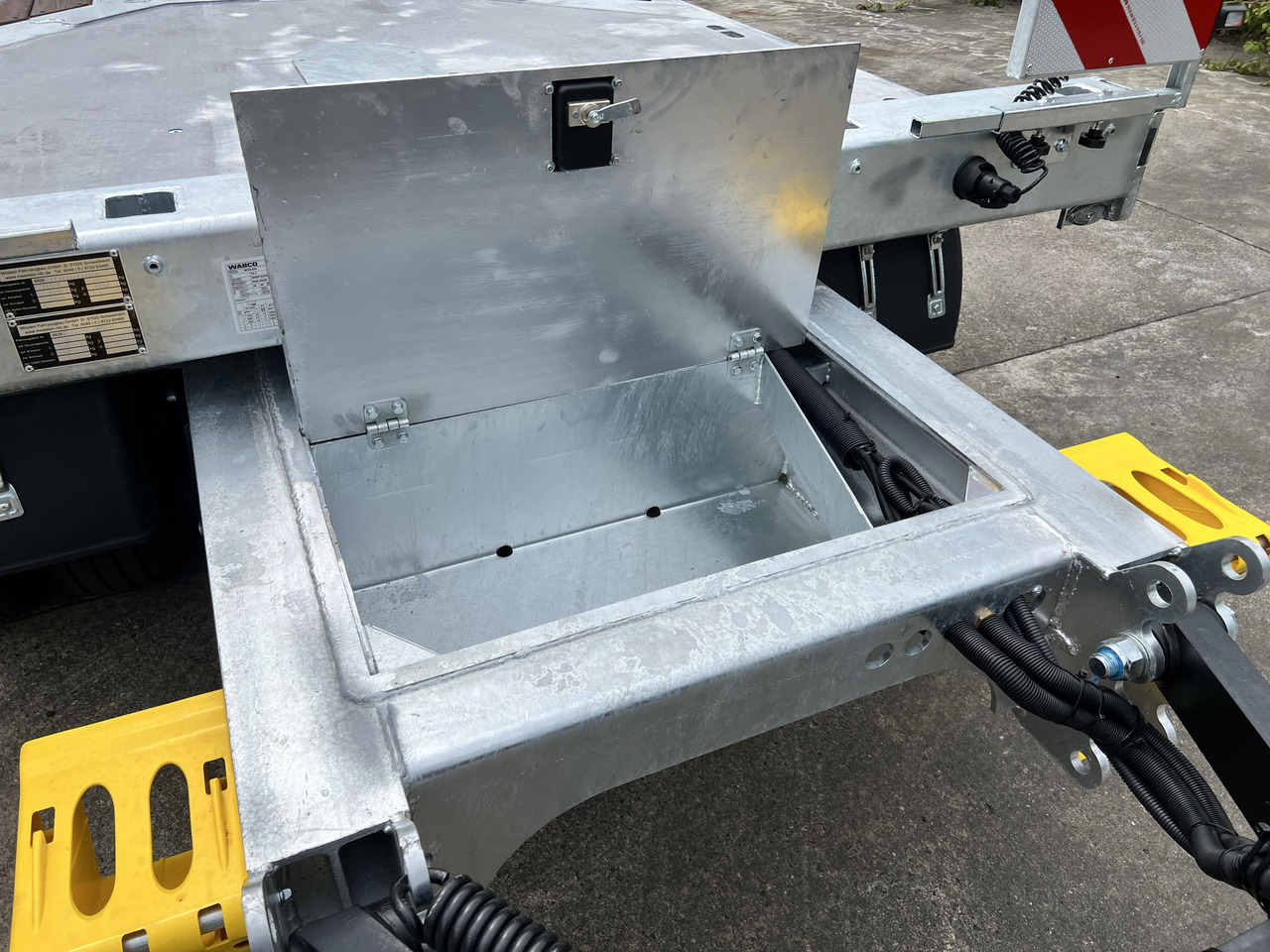 Möslein T 3-9,20 F 3 Achs Tieflader mit gerader Ladefläche 9 m, Neufahrzeug - Нискорамна площадка ремарке: снимка 3 Möslein T 3-9,20 F 3 Achs Tieflader mit gerader Ladefläche 9 m, Neufahrzeug - Нискорамна площадка ремарке: снимка 3