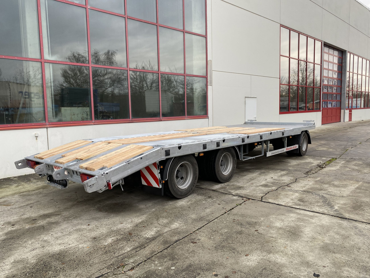 Möslein T 3-P9,2 OR 3 Achs Tieflader gerader Ladefläche 9 m, Neufahrzeug - Нискорамна площадка ремарке: снимка 4 Möslein T 3-P9,2 OR 3 Achs Tieflader gerader Ladefläche 9 m, Neufahrzeug - Нискорамна площадка ремарке: снимка 4