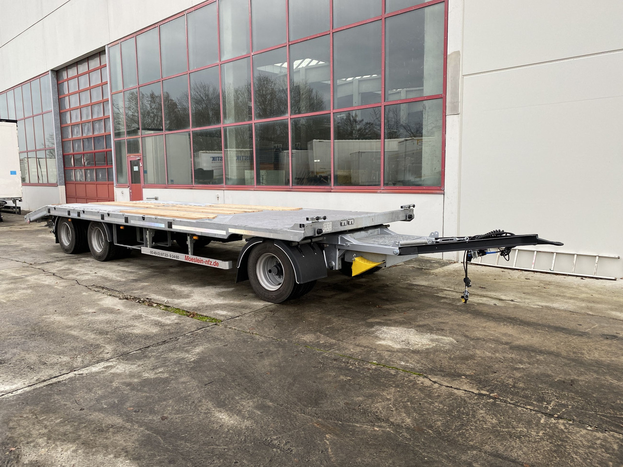 Möslein T 3-P9,2 OR 3 Achs Tieflader gerader Ladefläche 9 m, Neufahrzeug - Нискорамна площадка ремарке: снимка 2 Möslein T 3-P9,2 OR 3 Achs Tieflader gerader Ladefläche 9 m, Neufahrzeug - Нискорамна площадка ремарке: снимка 2