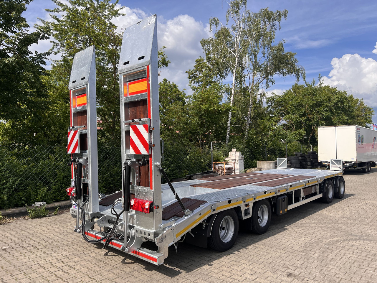 Möslein T4 VB H1 gerade neuer 4 Achs Tieflader gerade hydraulischen Rampen - Нискорамна площадка ремарке: снимка 5 Möslein T4 VB H1 gerade neuer 4 Achs Tieflader gerade hydraulischen Rampen - Нискорамна площадка ремарке: снимка 5