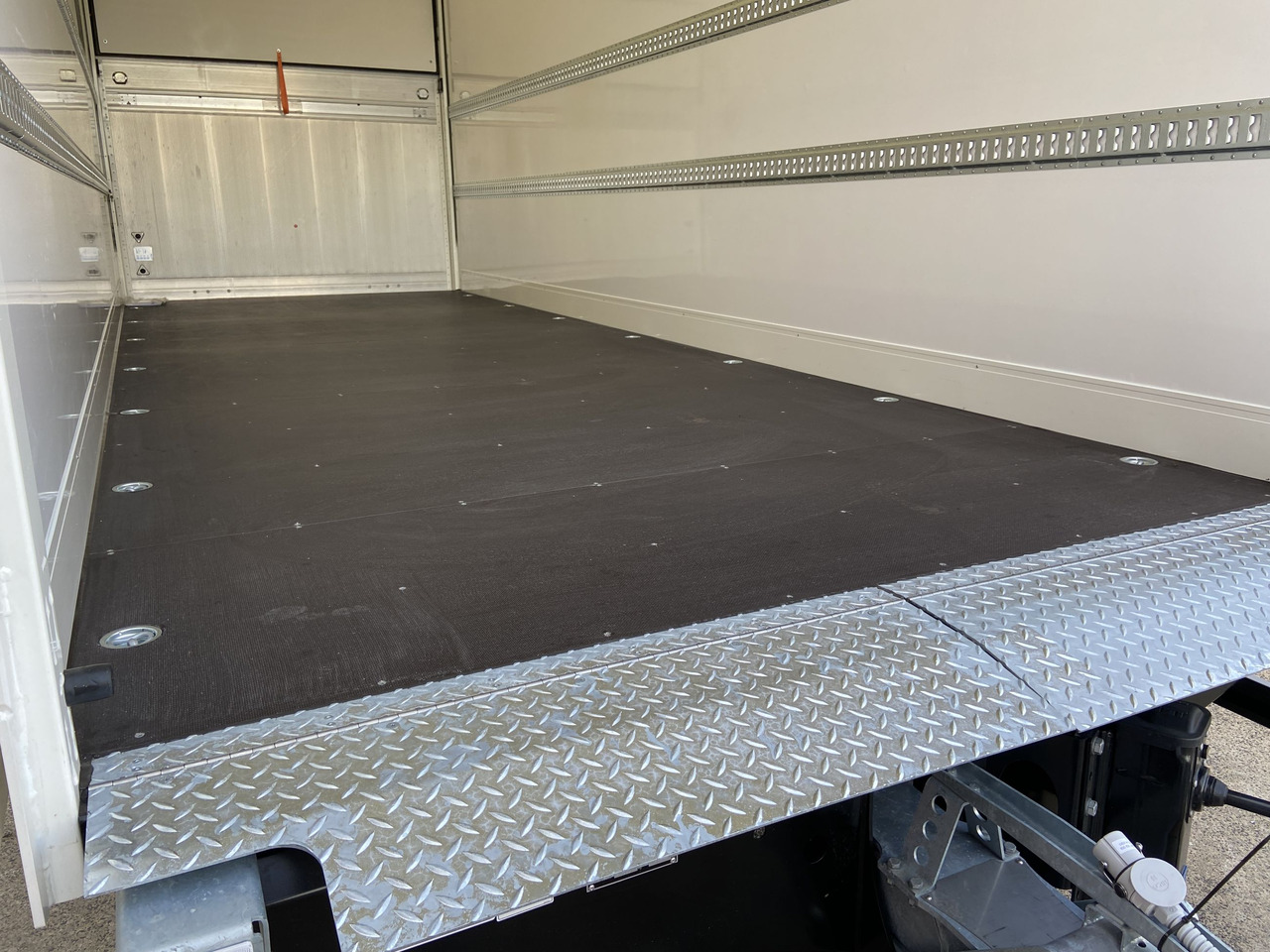 Нови Затворена каросерия ремарке Möslein TK0105D-L Weiß Tandem Koffer, Ladebordwand 1,5 t + DurchladbarNeufahrzeug --: снимка 6 Нови Затворена каросерия ремарке Möslein TK0105D-L Weiß Tandem Koffer, Ladebordwand 1,5 t + DurchladbarNeufahrzeug --: снимка 6