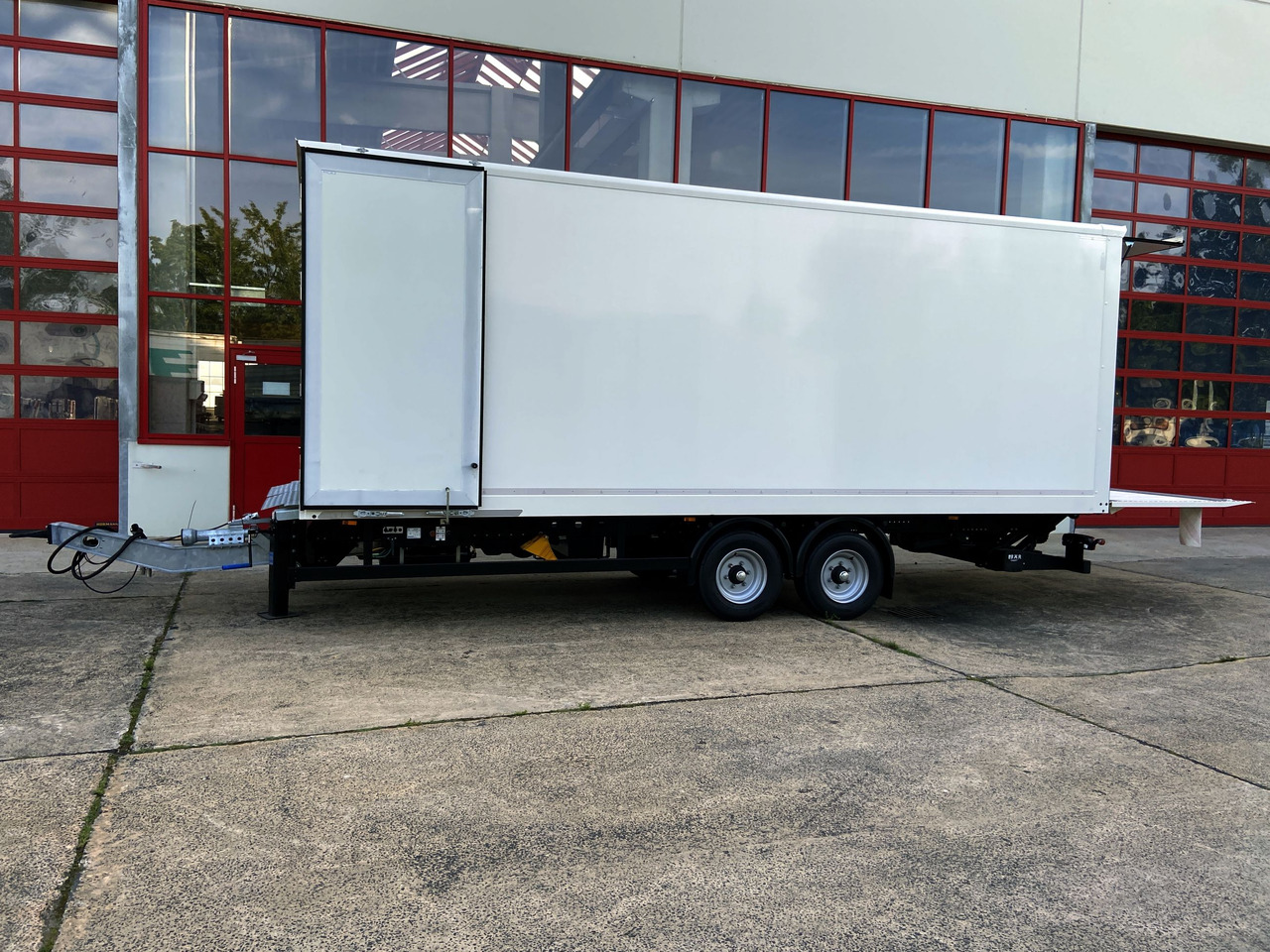 Möslein TK0105D-L Weiß Tandem Koffer, Ladebordwand 1,5 t + DurchladbarNeufahrzeug -- - Затворена каросерия ремарке: снимка 3 Möslein TK0105D-L Weiß Tandem Koffer, Ladebordwand 1,5 t + DurchladbarNeufahrzeug -- - Затворена каросерия ремарке: снимка 3
