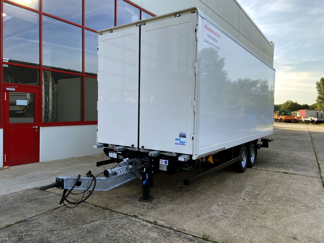Möslein TK0105D-L Weiß Tandem Koffer, Ladebordwand 1,5 t + DurchladbarNeufahrzeug -- - Затворена каросерия ремарке: снимка 4 Möslein TK0105D-L Weiß Tandem Koffer, Ladebordwand 1,5 t + DurchladbarNeufahrzeug -- - Затворена каросерия ремарке: снимка 4
