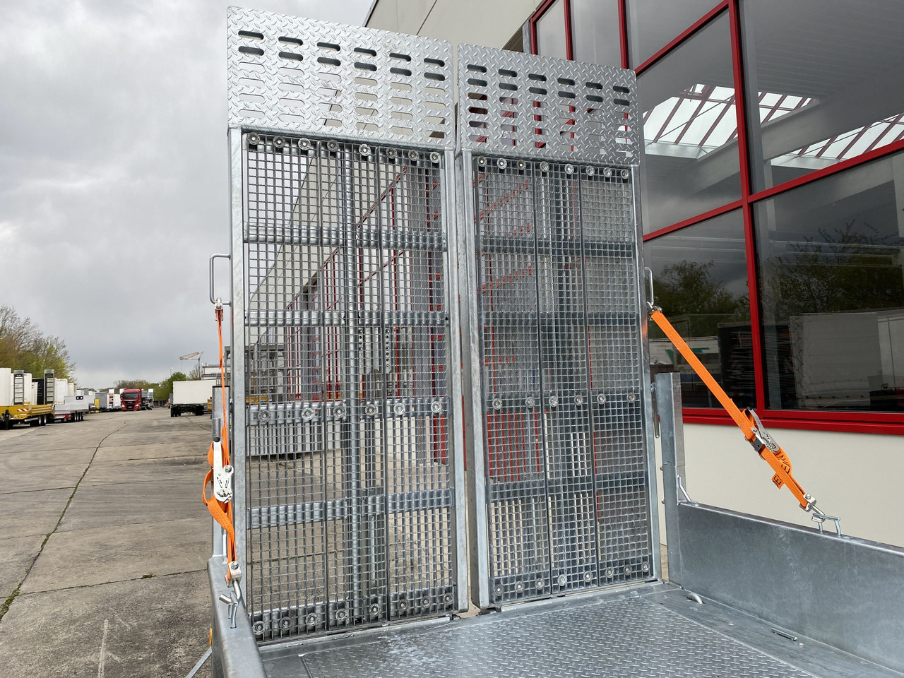 Möslein TT 11-E6x2 hydr. Rampen Tieflader für Fräsen breiten hydraulischen Rampen, Neu - Нискорамна площадка ремарке: снимка 2 Möslein TT 11-E6x2 hydr. Rampen Tieflader für Fräsen breiten hydraulischen Rampen, Neu - Нискорамна площадка ремарке: снимка 2