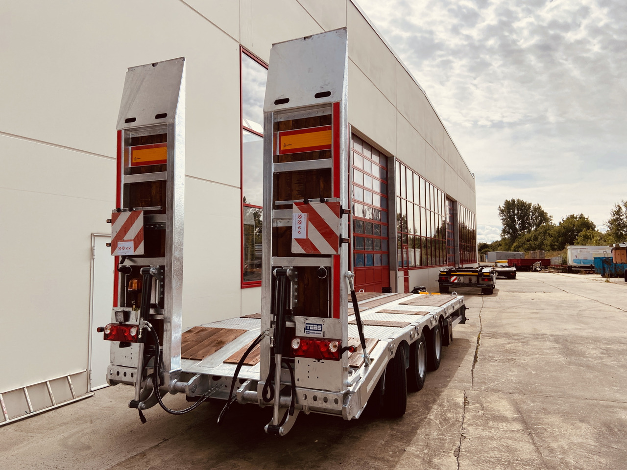 Нови Нискорамна площадка ремарке За превоз на тежка техника Möslein TT 31  31 t GG Tridem- Tieflader 3 Achs, gelenktNeufahrzeug: снимка 9