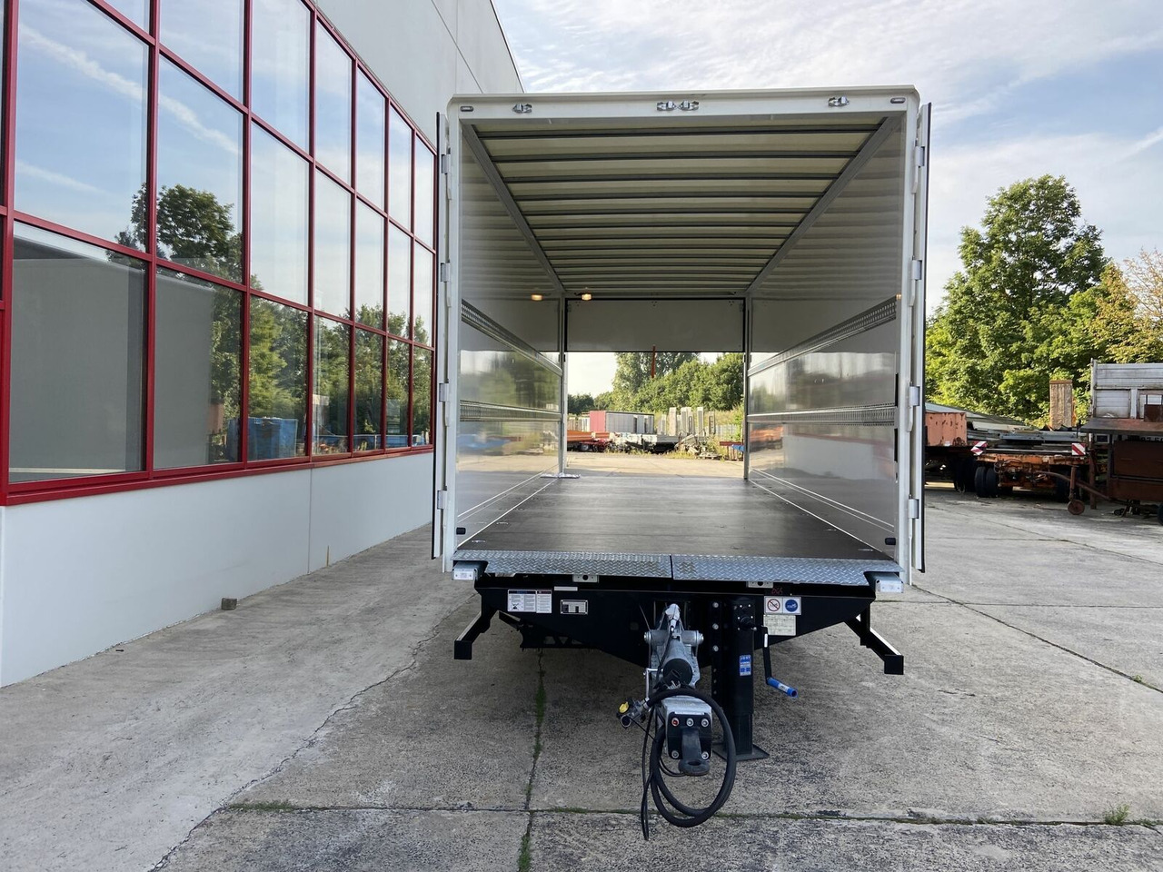 Möslein Tandem Koffer, Ladebordwand 1,5 t + Durchladbar - Затворена каросерия ремарке: снимка 3 Möslein Tandem Koffer, Ladebordwand 1,5 t + Durchladbar - Затворена каросерия ремарке: снимка 3
