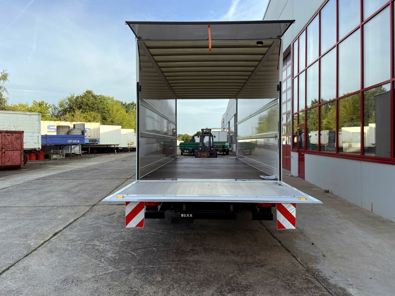 Möslein Tandem Koffer, Ladebordwand 1,5 t + Durchladbar - Затворена каросерия ремарке: снимка 4 Möslein Tandem Koffer, Ladebordwand 1,5 t + Durchladbar - Затворена каросерия ремарке: снимка 4