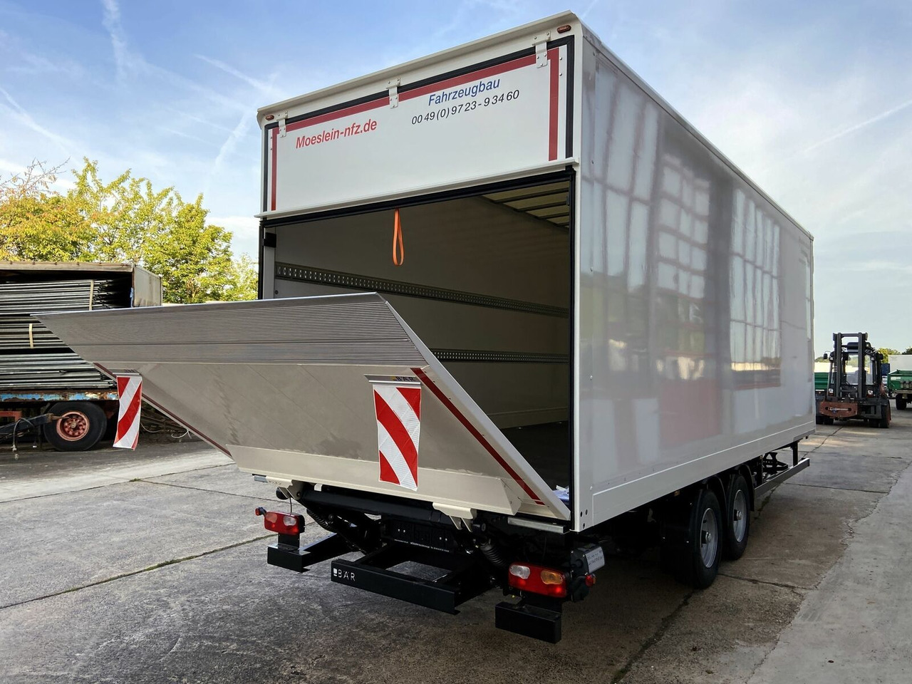 Möslein Tandem Koffer, Ladebordwand 1,5 t + Durchladbar - Затворена каросерия ремарке: снимка 2 Möslein Tandem Koffer, Ladebordwand 1,5 t + Durchladbar - Затворена каросерия ремарке: снимка 2