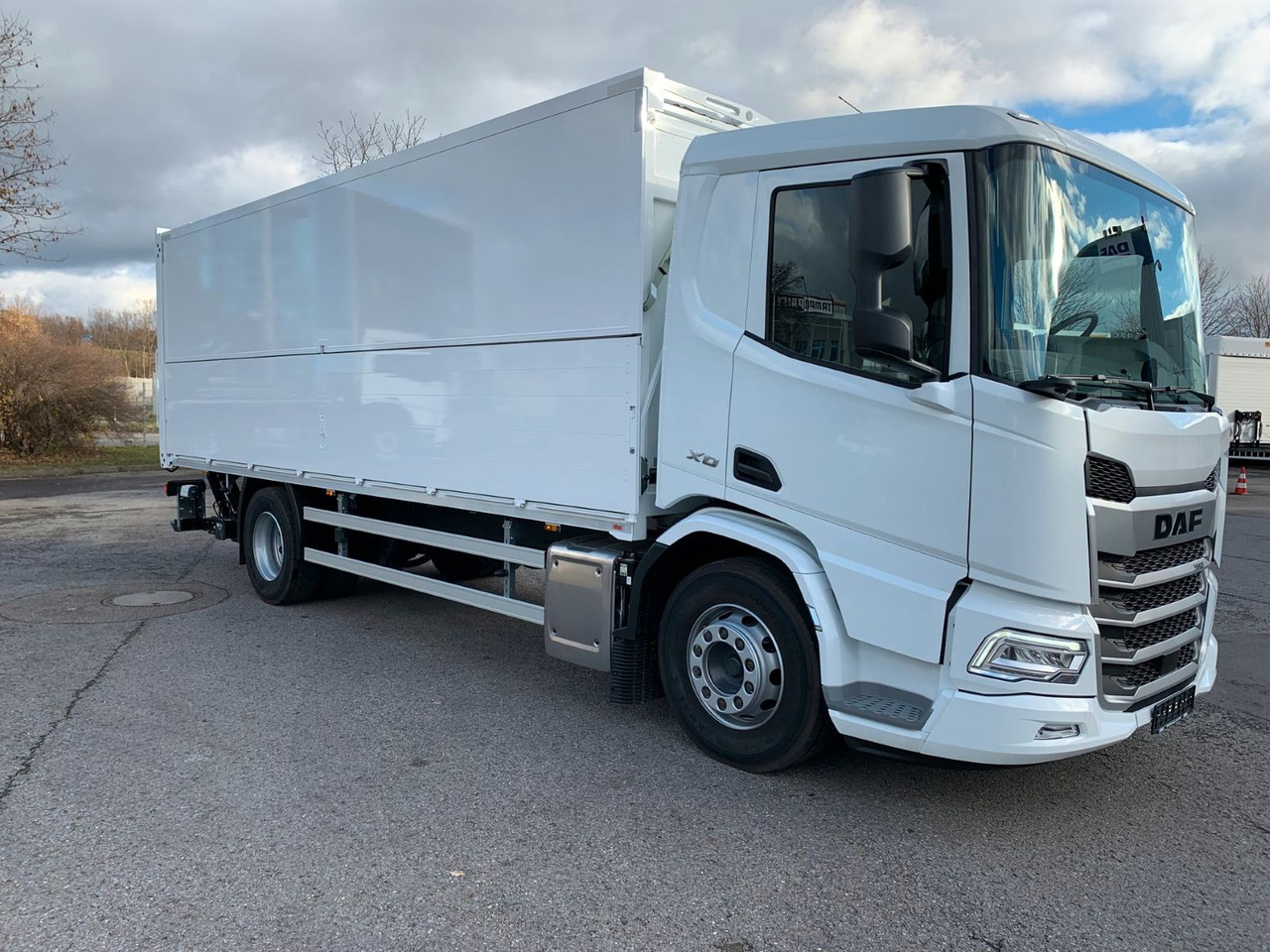 DAF FA XD 370 zikun Swing-Board-Aufbau - За напитки камион: снимка 1 DAF FA XD 370 zikun Swing-Board-Aufbau - За напитки камион: снимка 1
