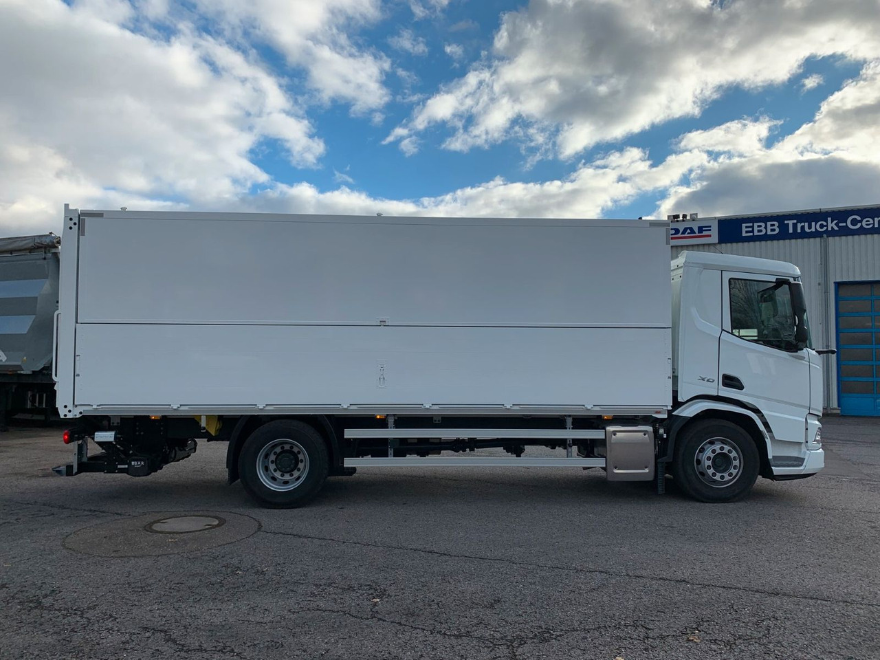 DAF FA XD 370 zikun Swing-Board-Aufbau - За напитки камион: снимка 3 DAF FA XD 370 zikun Swing-Board-Aufbau - За напитки камион: снимка 3