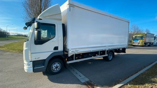 DAF LF 210 8t Pritsche-Plane LBW Tageszulassung DAF FA LF 210 08t Spier Pritsche-Plane - Камион с брезент: снимка 1 DAF LF 210 8t Pritsche-Plane LBW Tageszulassung DAF FA LF 210 08t Spier Pritsche-Plane - Камион с брезент: снимка 1