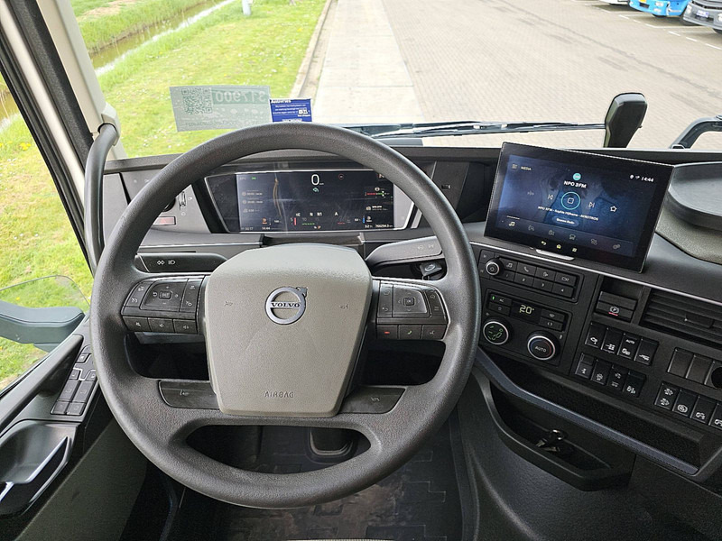 Interior photo 1: Влекач Volvo FH 500 FH5 6X2 STEERED PTO