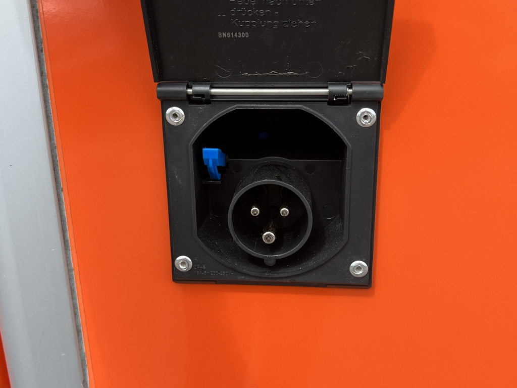 Iveco Daily 35S14 Klima Orig.127'km Küche Doppelbett - Кемпер: снимка 4 Iveco Daily 35S14 Klima Orig.127'km Küche Doppelbett - Кемпер: снимка 4