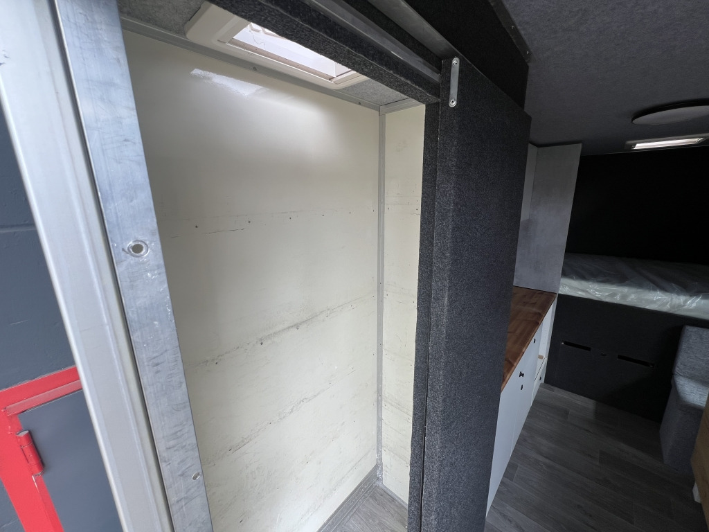 Iveco Daily 35S14 Klima Orig.127'km Küche Doppelbett - Кемпер: снимка 3 Iveco Daily 35S14 Klima Orig.127'km Küche Doppelbett - Кемпер: снимка 3