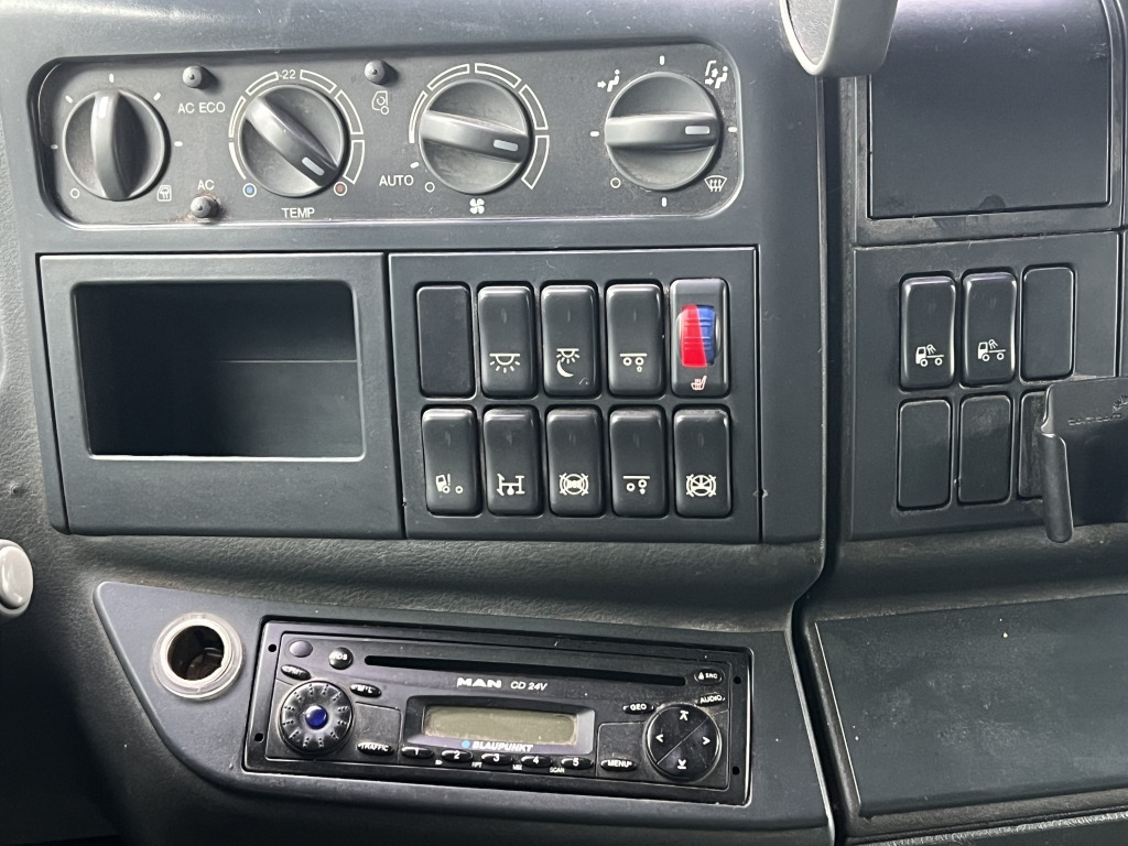 MAN TGA 26.440 6x2 LL Retarder Kran Palfinger 20002 - Камион с брезент, Камион с кран: снимка 2 MAN TGA 26.440 6x2 LL Retarder Kran Palfinger 20002 - Камион с брезент, Камион с кран: снимка 2