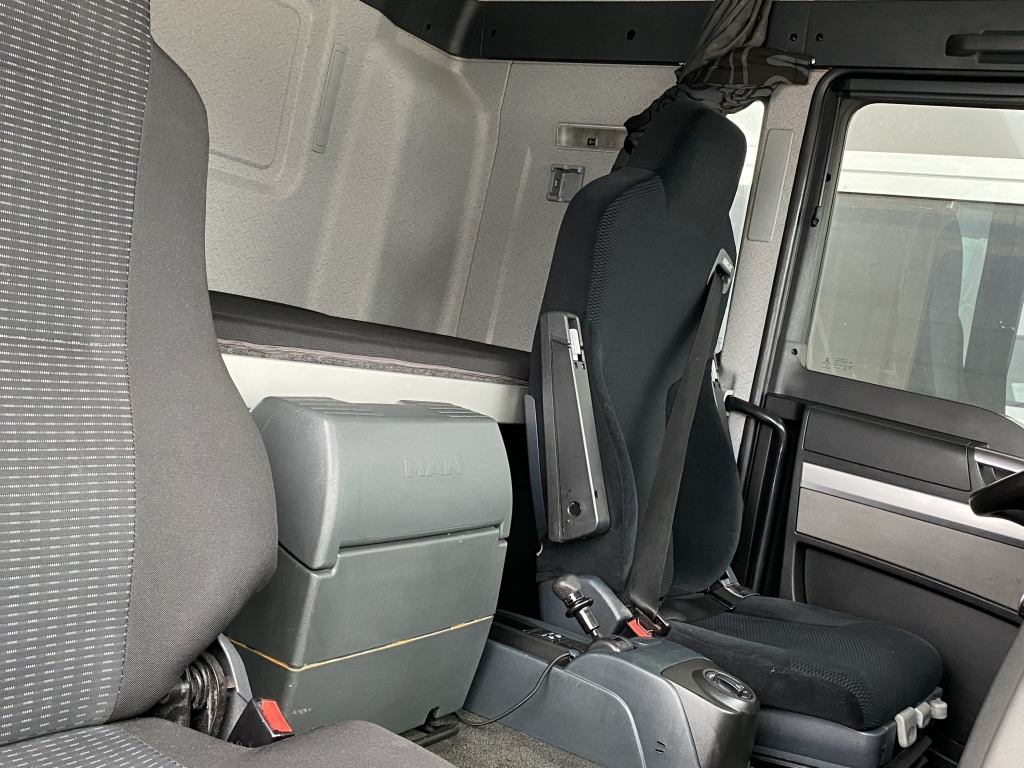 Камион пътна помощ MAN TGL 8.220 Euro6 Klimaaut. NAVI AHK el.Seilwinde: снимка 12