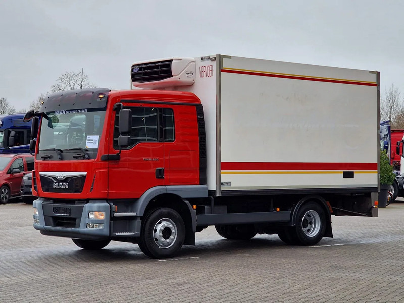 MAN TGM 12.250 Sleepercab 4x2 - Carrier Xarios 600 - Meat Hooks - Vleeshang - Rohrbahnen - Low KM - Рефрижератор камион: снимка 3 MAN TGM 12.250 Sleepercab 4x2 - Carrier Xarios 600 - Meat Hooks - Vleeshang - Rohrbahnen - Low KM - Рефрижератор камион: снимка 3