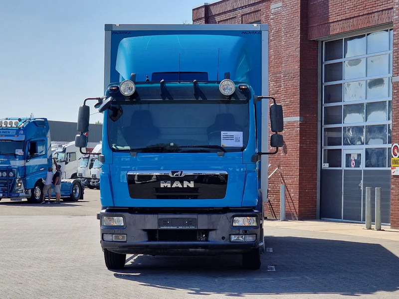 MAN TGM 15.250 4x2 - Box truck with sidedoors - Loadlift - Euro 5 - Automatic - Camera - Камион фургон: снимка 2 MAN TGM 15.250 4x2 - Box truck with sidedoors - Loadlift - Euro 5 - Automatic - Camera - Камион фургон: снимка 2