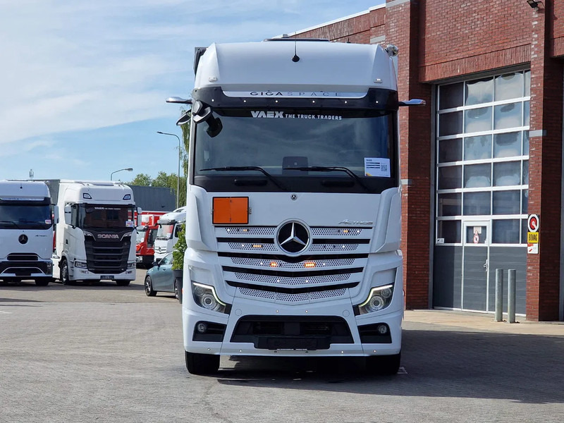 Mercedes-Benz Actros 2545 6x2*4 - Box with sidedoors - Loadlift - Steering axle - Full air - Camera - Камион фургон: снимка 2 Mercedes-Benz Actros 2545 6x2*4 - Box with sidedoors - Loadlift - Steering axle - Full air - Camera - Камион фургон: снимка 2