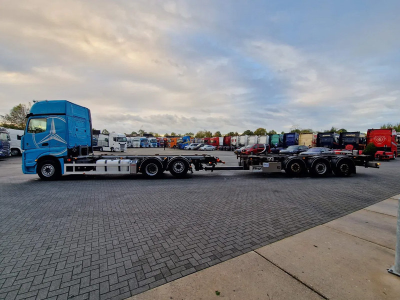 Mercedes-Benz Actros 2553 6x2 - BDF - Retarder - 4.90 WB - Full air + Fliegl trailer 2017 - Контейнеровоз/ Сменна каросерия камион: снимка 4 Mercedes-Benz Actros 2553 6x2 - BDF - Retarder - 4.90 WB - Full air + Fliegl trailer 2017 - Контейнеровоз/ Сменна каросерия камион: снимка 4