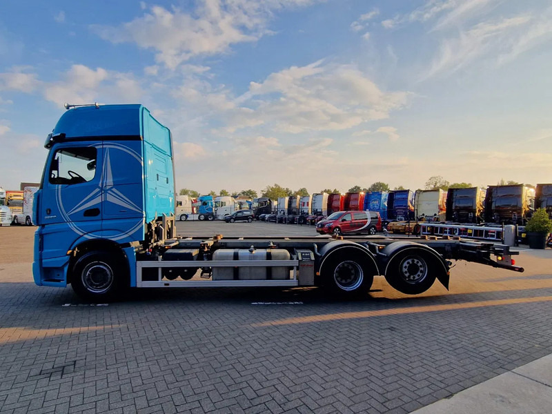 Mercedes-Benz Actros 2553 6x2 - BDF - Retarder - 4.90 WB - Loadlift - Full air - Контейнеровоз/ Сменна каросерия камион: снимка 4 Mercedes-Benz Actros 2553 6x2 - BDF - Retarder - 4.90 WB - Loadlift - Full air - Контейнеровоз/ Сменна каросерия камион: снимка 4