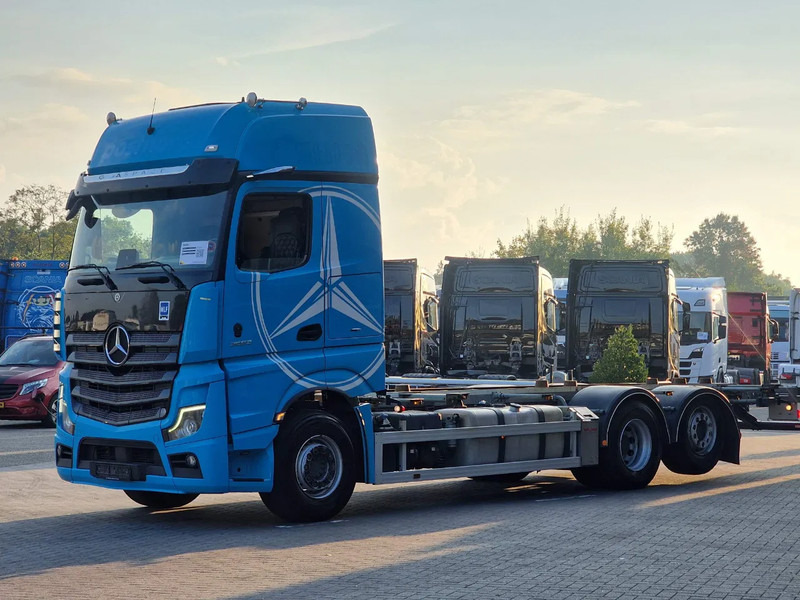 Mercedes-Benz Actros 2553 6x2 - BDF - Retarder - 4.90 WB - Loadlift - Full air - Контейнеровоз/ Сменна каросерия камион: снимка 3 Mercedes-Benz Actros 2553 6x2 - BDF - Retarder - 4.90 WB - Loadlift - Full air - Контейнеровоз/ Сменна каросерия камион: снимка 3