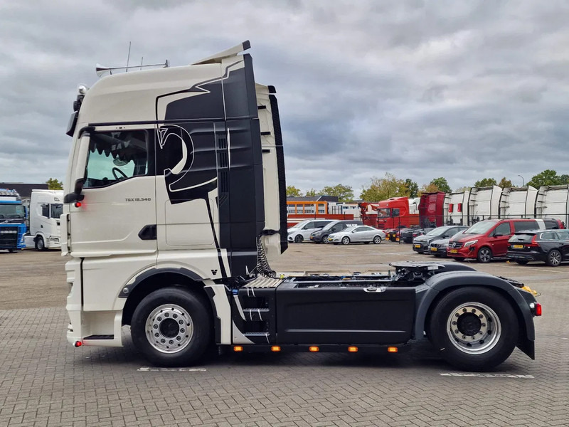 MAN TGX 18.540 GX - New - Retarder - Night clima - Alcoa - Show truck - Lightbar - - Влекач: снимка 4 MAN TGX 18.540 GX - New - Retarder - Night clima - Alcoa - Show truck - Lightbar - - Влекач: снимка 4