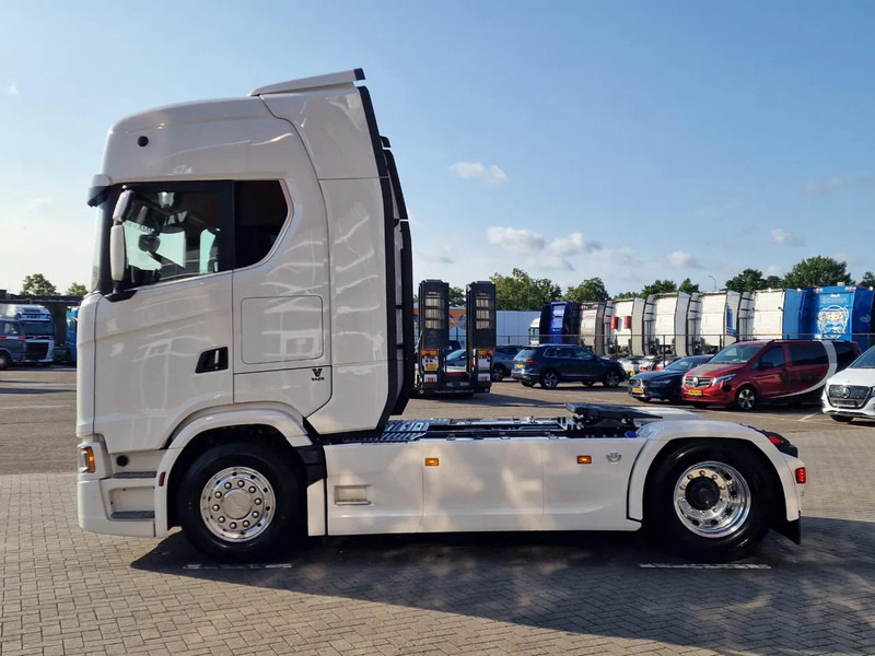 Scania 590S V8 NGS Highline 4x2 - New - Facelift - Full spec - Retarder - Leather - Full air - Влекач: снимка 4 Scania 590S V8 NGS Highline 4x2 - New - Facelift - Full spec - Retarder - Leather - Full air - Влекач: снимка 4