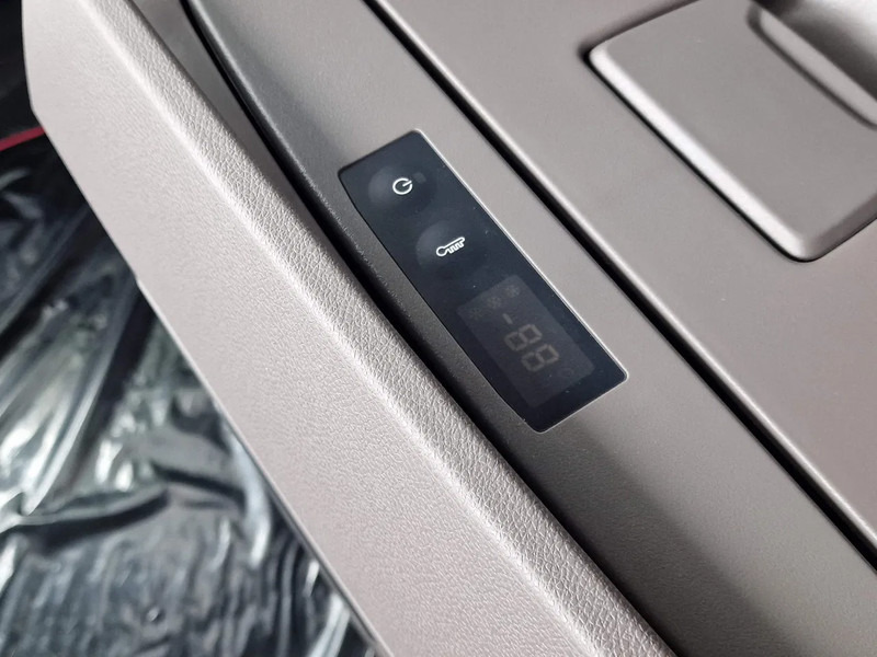 Лизинг на Scania 590S V8 NGS Highline 6x2/4 - New - Full spec - Retarder - Night clima - New dashboard - Leather - NEW Scania 590S V8 NGS Highline 6x2/4 - New - Full spec - Retarder - Night clima - New dashboard - Leather - NEW: снимка 14