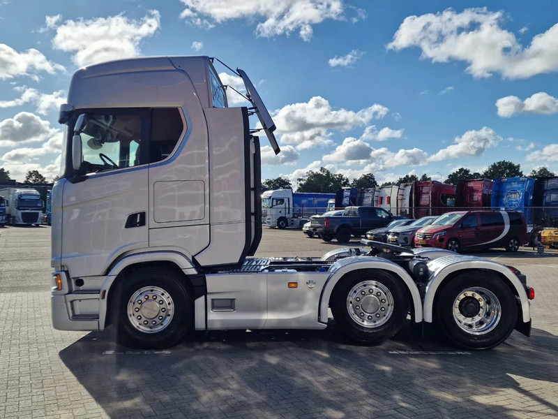 Scania 660S V8 NGS Highline 6x2/4 - New - Full spec - Retarder - Night clima - Led - Leather - Navi - Влекач: снимка 4 Scania 660S V8 NGS Highline 6x2/4 - New - Full spec - Retarder - Night clima - Led - Leather - Navi - Влекач: снимка 4