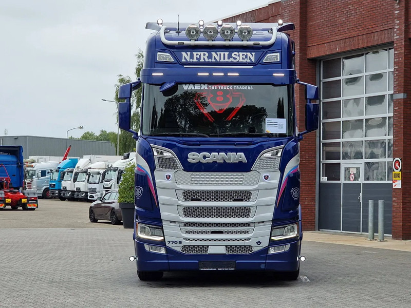 Scania 770S V8 NGS Highline 6x2 - Show truck - Special paint - Custom interior - Retarder - Full air - Night clima - Влекач: снимка 2 Scania 770S V8 NGS Highline 6x2 - Show truck - Special paint - Custom interior - Retarder - Full air - Night clima - Влекач: снимка 2