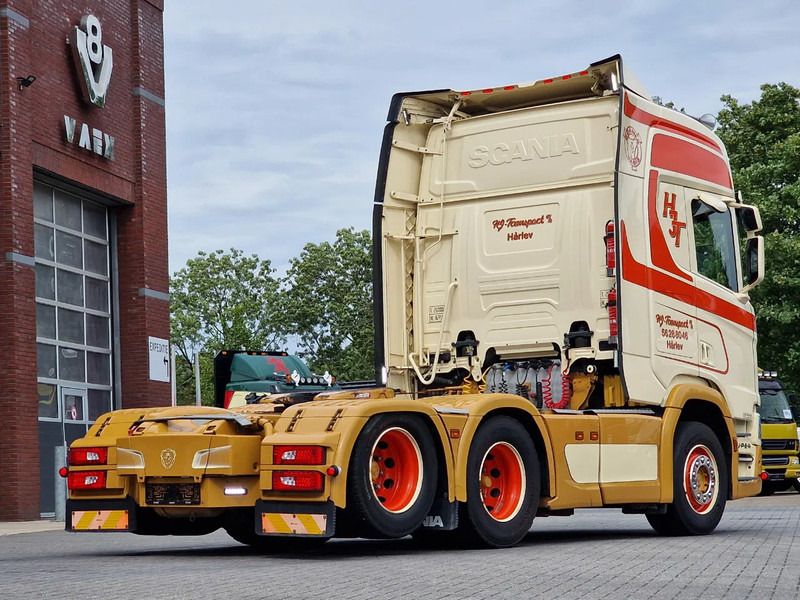 Влекач Scania R580 V8 NGS Highline 6x2 - PTO/Hydraulic - 2.95 WB - Retarder - Night clima - Custom interior: снимка 7 Влекач Scania R580 V8 NGS Highline 6x2 - PTO/Hydraulic - 2.95 WB - Retarder - Night clima - Custom interior: снимка 7